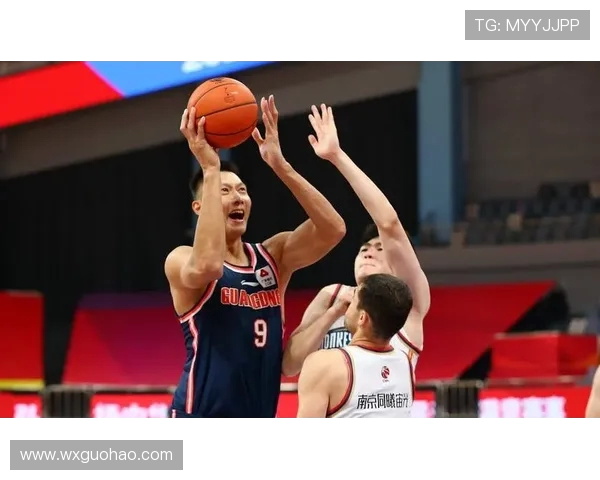 南京同曦挑战广东宏远 两队激烈对决上演巅峰对抗精彩瞬间